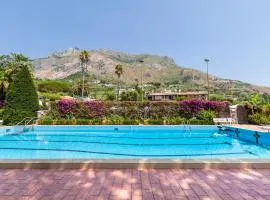 Villetta con Giardino esclusivo di 1000 mq, Piscina, Tennis, Calcio, Bocce