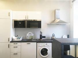 Lejas 5a Self check in out 4 can stay Free parking, hotell Riias