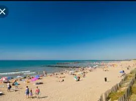 coté plage caravane front de mer、にあるベジエ・キャプ・ダグド空港 - BZRの周辺ホテル
