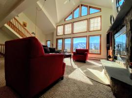 H5 Luxurious StoneHill Townhome with magnificent ski slopes view, hot tub!, Hotel in Carroll