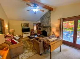 O1 Slopeside Bretton Woods cottage with AC large patio and private yard Walk to slopes