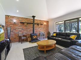 Blaxlands Homestead - Nothing is closer opposite Hope Estate with Wifi and Pool plus Fireplace, country house in Pokolbin