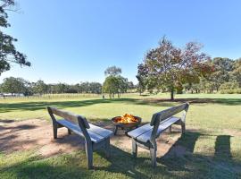 Blaxlands Homestead - Nothing is closer opposite Hope Estate with Wifi and Pool plus Fireplace, landsted i Pokolbin