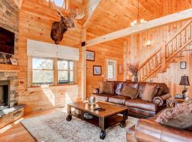 OE Beautiful modern log home on 17 acres private views fire pit Ping Pong AC，Whitefield的度假屋