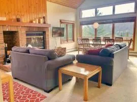 W4 Comfortable and spacious Bretton Woods condo with ski slope views, fireplace and fast wifi!