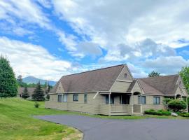 F4 Warm Fairway Village Townhome mountain views and large lawn So much to do, hôtel à Carroll près de : Tuckerman Ravine