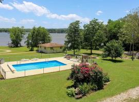 Cozy Cottage On Kentucky Lake with Shared Pool!, hotel a Durham Subdivision