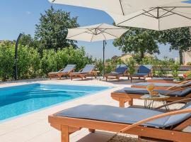 2 Apartments with Private Pool, hotel Svetvinčenatban