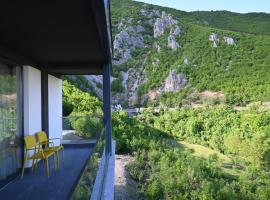 Hotel Troja, hótel í Istok