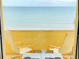 appartamento con terrazzo fronte mare, hotel a Marina di Montemarciano