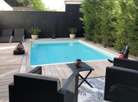 La Dolce Villa - Maison 100m2 avec piscine chauffée de mi mai à mi oct en fonction du temps et température à Bordeaux Caudéran, hotell i Bordeaux