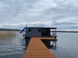 Houseboat Park Wodny Cieszyno, hôtel à Złocieniec