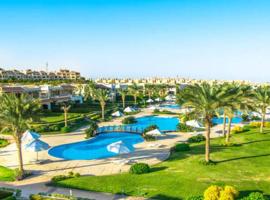 La Vista Topaz Sokhna - Garden Chalet with Jacuzzi & private entrance, on the Pool & near the beach, hotel in Ain Sukhna