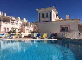 Modern Two Bedroom Poolside Townhouse, hotel in Budens