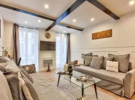 14 Luxury Flat Eiffel Design 1