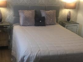 Double room with en-suite. Central for North West, budgethotel i Rainhill