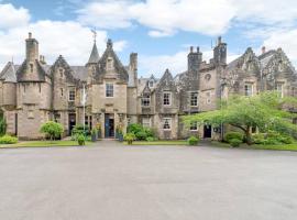 Atholl Apartment - A Unique apartment in countryside park with WIFI and access to pool and bar, leilighet i Perth