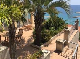 Villa l'ensoleillée vue panoramique mer, 250 m de la plage et du centre ville, hotel near Jean-Cocteau Museum, Menton