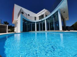 A Great Villa with a Private Pool, hotel en Quinta do Anjo