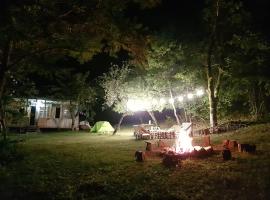 Sveri Adventure Camp โรงแรมในChiatʼura