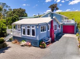 LARGE RENOVATED OPONONI BEACH HOUSE, vacation home in Opononi