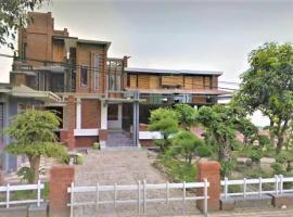 Villa Mediana, holiday park in Mojokerto