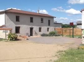 Gîte Saint-Georges-de-Baroille, 4 pièces, 6 personnes - FR-1-496-170, hotell med parkering i Saint-Georges-de-Baroille