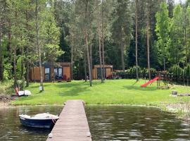 Makosieje Resort-komfortowy domek 15m od jeziora,widok na jezioro,ogrzewanie,wi-fi, lodge in Makosieje
