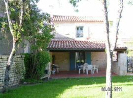 Gîte Benet, 3 pièces, 4 personnes - FR-1-426-139，Benet的度假屋