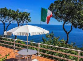 Sea View Sirolo di Amedeo, kh&aacute;ch sạn c&oacute; hồ bơi ở Sirolo