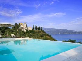 Gaino Villa Sleeps 8 Pool Air Con WiFi, hotel en Gaino