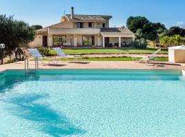 L'Addolorata Villa Sleeps 9 Pool Air Con WiFi，LʼAddolorata的飯店