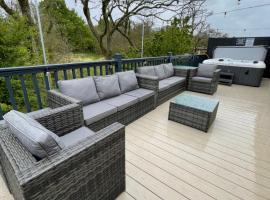 Boggy Creek - lodge with hot tub, cabin in Felton