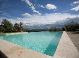Nuvole Villa Sleeps 8 Pool WiFi, hotel en Lerchi