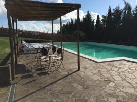 Fabbriche di Vallico Villa Sleeps 4 Pool, hotelli kohteessa Serrazzano