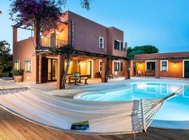 L'Addolorata Villa Sleeps 10 Pool Air Con WiFi，LʼAddolorata的飯店