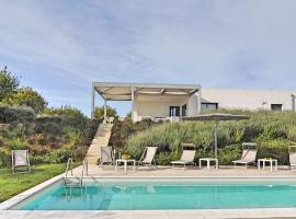 Casa Modica Villa Sleeps 7 Pool Air Con WiFi, хотел в Casa Modica