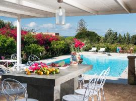 L'Addolorata Villa Sleeps 9 Pool Air Con WiFi，LʼAddolorata的飯店