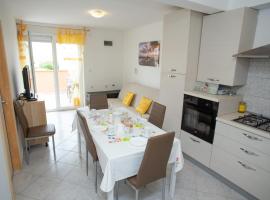 Apartment Tara with pool, family hotel in Povljana