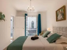 Bien d'exception en face du Palais des Papes