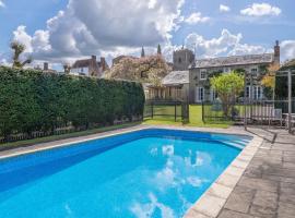 Gothic House Cottage, hotel com piscina em Clare