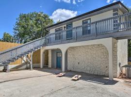 Cozy Couples Cottage about 5 Miles to Downtown!, nh&agrave; nghỉ dưỡng ở Atlanta