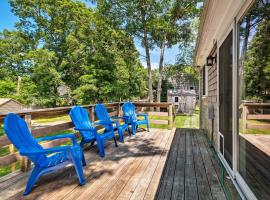 Cape Cod Escape about 2 Mi To Beaches and Dining!, cottage in Yarmouth