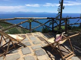 Il Nido Del Falco - Art house with terrace and sea view, holiday home in Furore