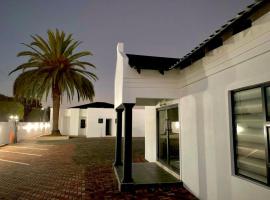 Thamani Guest House, hótel í Randfontein