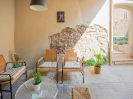 Tranquil Holiday Home in Nav s with Balcony, hotel en Navàs