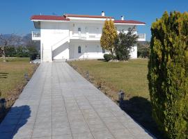 Silver villa Raches maisonette & Green, hotel in Kouvéla