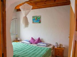 Casa Madre Tierra, self catering accommodation in La Pared