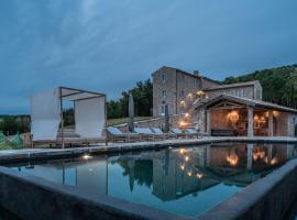 Luxury estate with 6 hectares land near hilltop town Motovun, hotel din Kaldir
