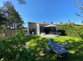 Charming holiday home in Nieuwvlietbad with sauna, Hotel in Nieuwvliet-Bad